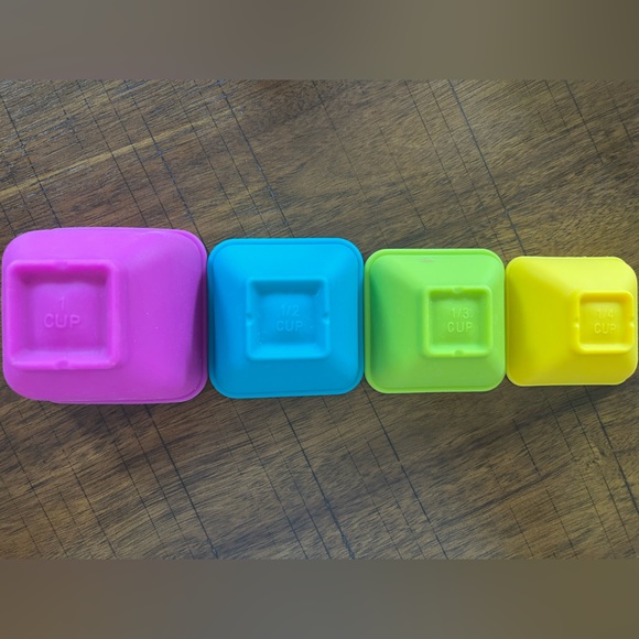 Multi-colored measuring cup sets (silicone bowls and plastic scoops) - Picture 2 of 3